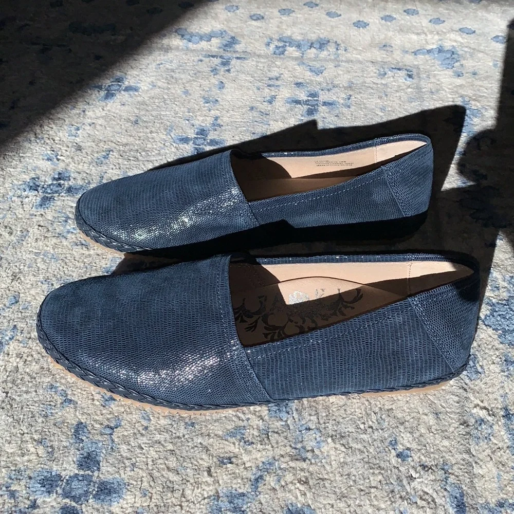 Aetrex navy loafers. Size 10. Like new! - Picture 4 of 10